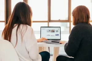 Traditional Articles vs. Visual Stories: Which is the Best Choice for Bloggers?