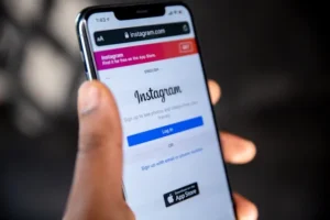 How can I identify a phishing ad on Instagram